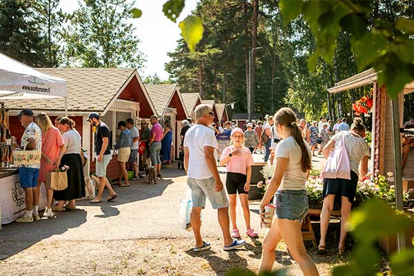 Besökare på Pellinge sommartorg.